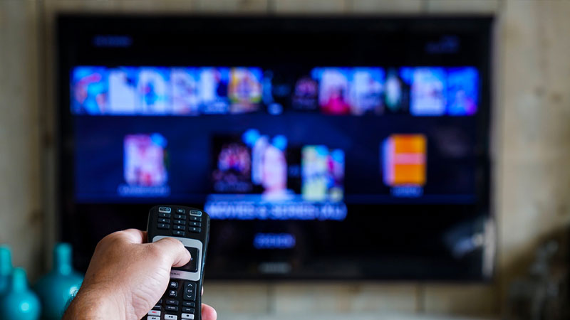 İyi Partili Özlale: Kendi evde yokken karısı FOX TV, Halk TV, Tele1 izlemesin diye bu yayınları kestiren eşler