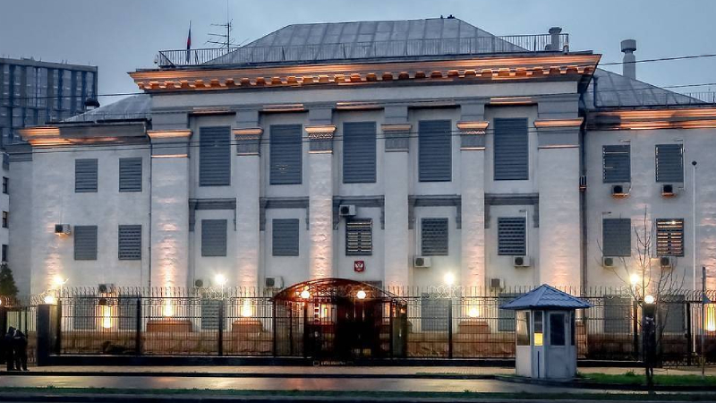 RIA'ya konuşan kaynak: Rus diplomatlar Ukrayna'dan ayrılmaya başladı