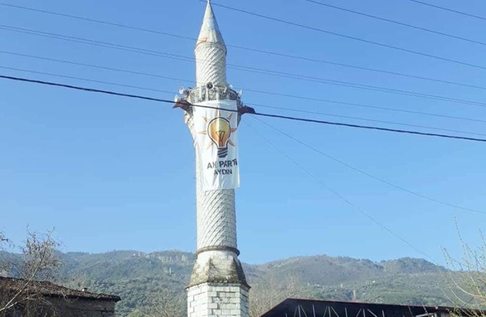 Cami minaresine AKP bayrağı astılar!