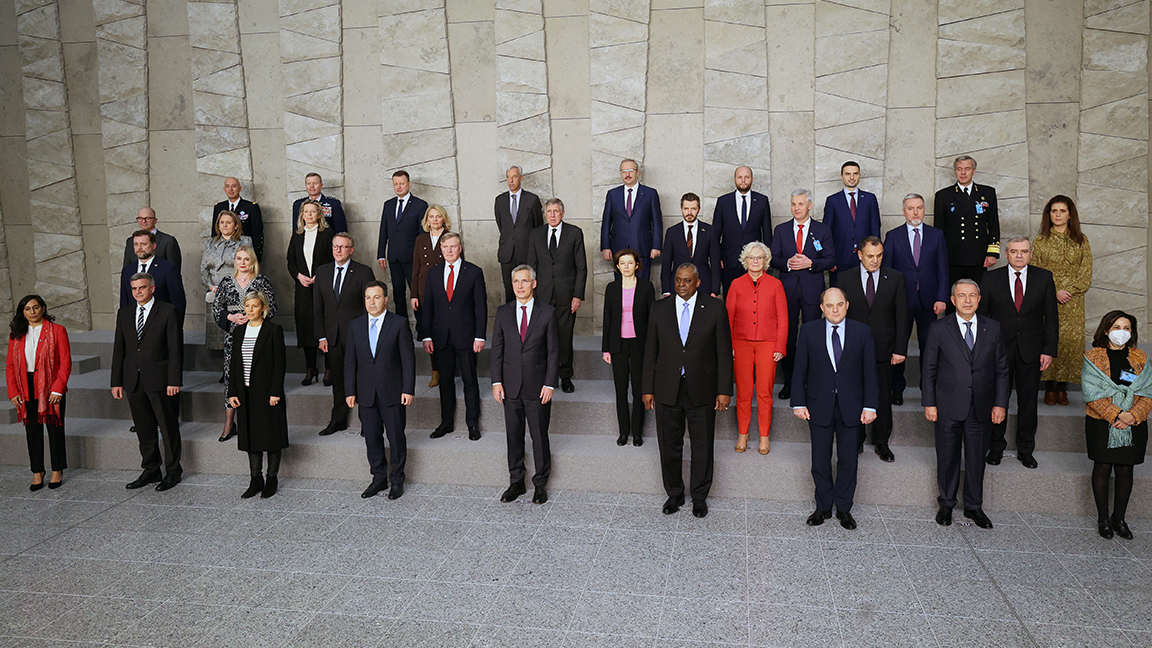 NATO Savunma Bakanları toplantısı başladı; aile fotoğrafı çekildi
