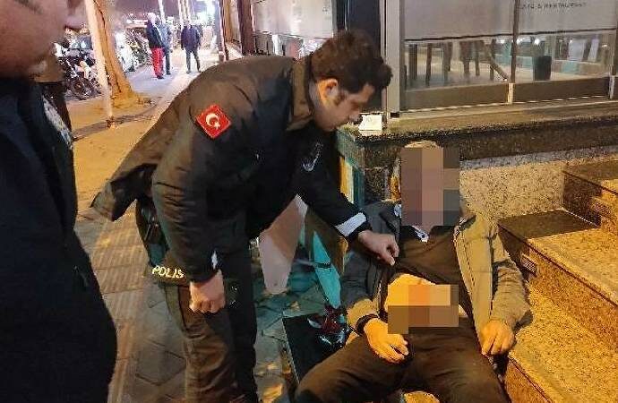 Alkollü yurttaş arkadaşının bıçağını alarak kendini bıçakladı!