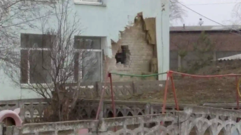 Ukrayna'nın doğusunda gerilim tırmandı; Donbas temas hattında Kiev ve ayrılıkçılar birbirini atış yapmakla suç