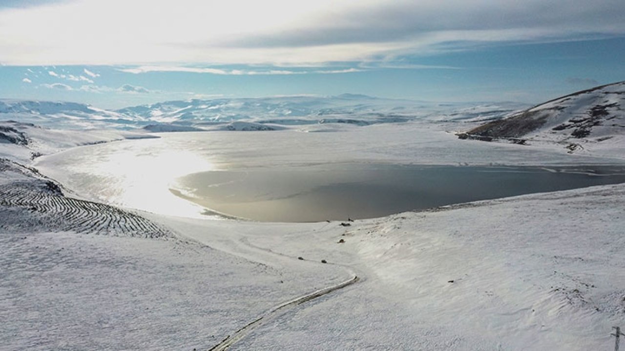 Kars'ın zirvesindeki Aygır Gölü tamamen buzla kaplandı