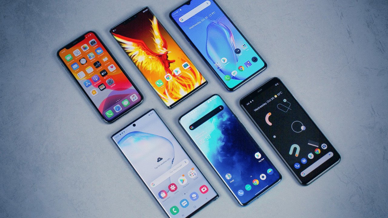 Cezayirli yolcunun özel diktirdiği yeleğinden 37 cep telefonu çıktı