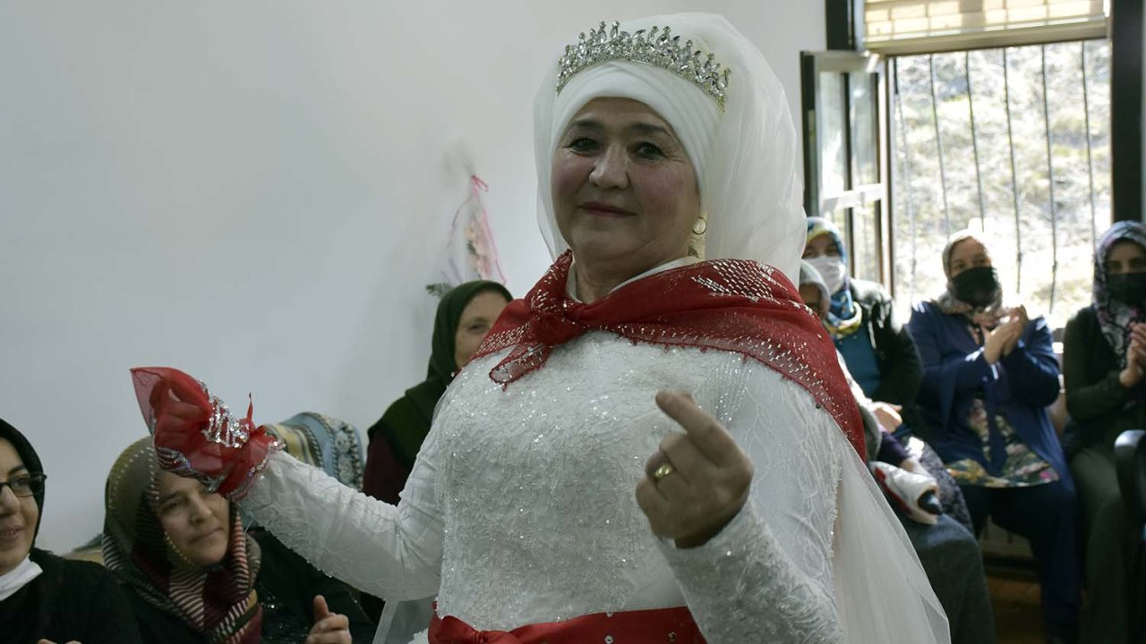 4 çocuğu ve 9 torunu var; 38 yıl sonra gelinlik giydi