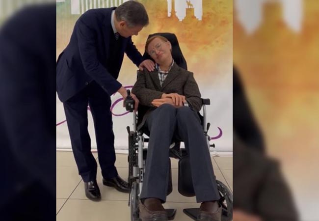 Melih Gökçek’in Stephen Hawking’in heykeliyle çektiği video dalga konusu oldu!