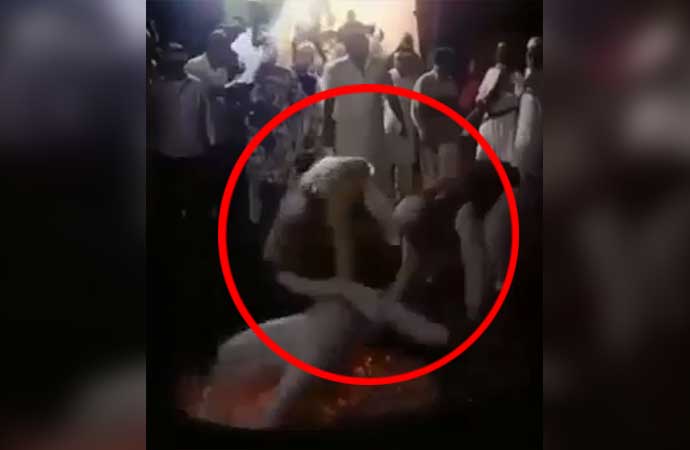 Müritler tarikat ayini sırasında ateşe düştü