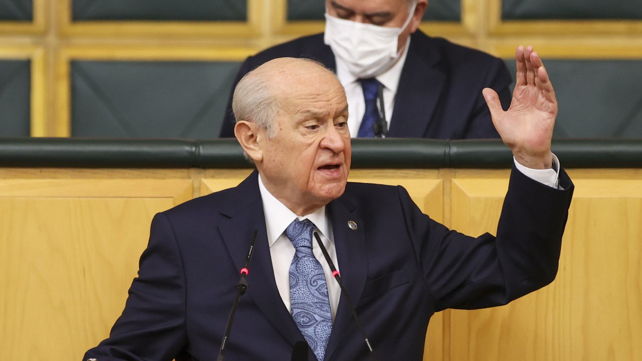 Sözcü yazarı Murat Muratoğlu’ndan Devlet Bahçeli’ye: Yaşıtlarının saatlerce kuyrukta beklemesi, yiyecek alacak