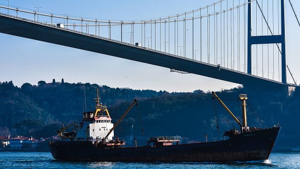 İstanbul Boğazı çift yönlü geçişlere kapatıldı