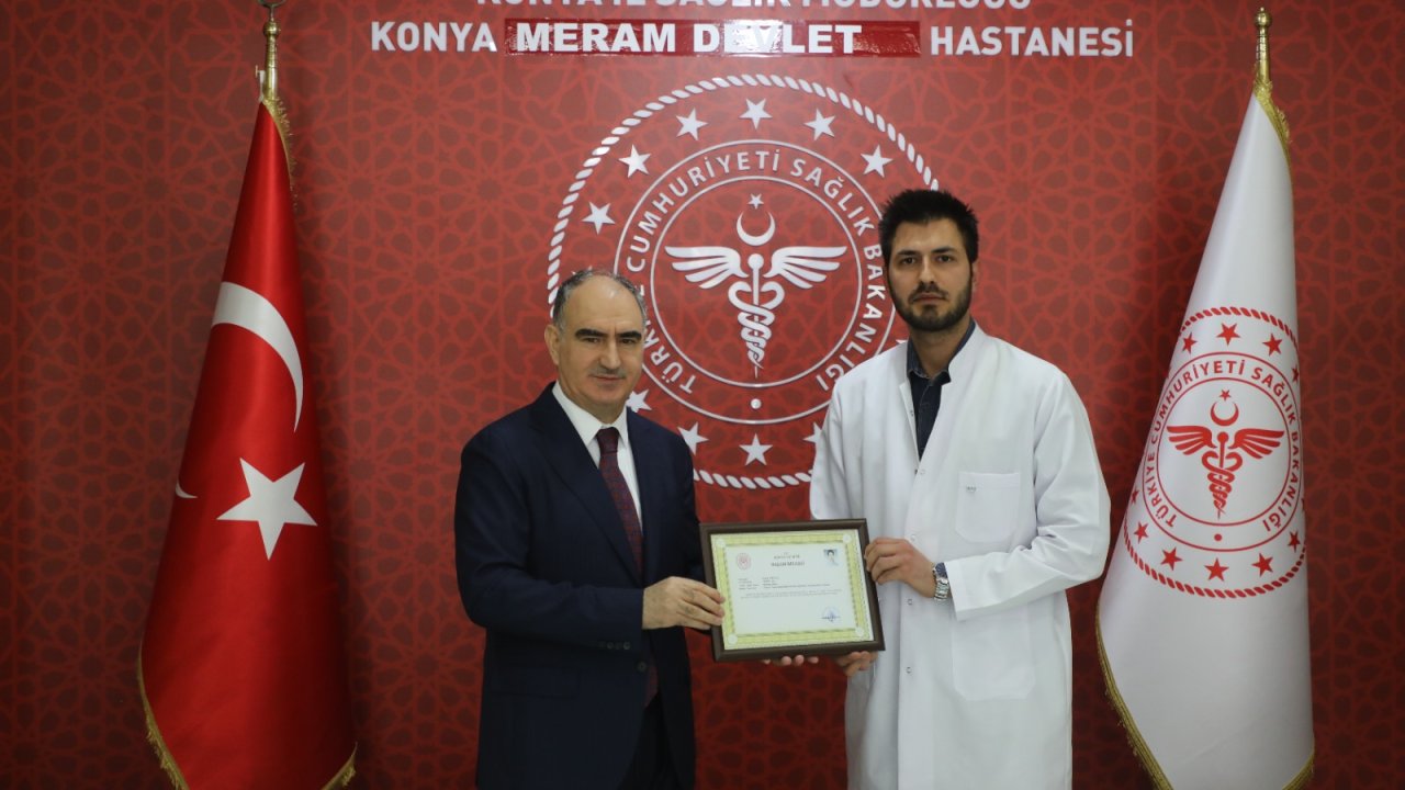 Silah tehdidi altında yaralının duran kalbini çalıştıran doktora başarı belgesi