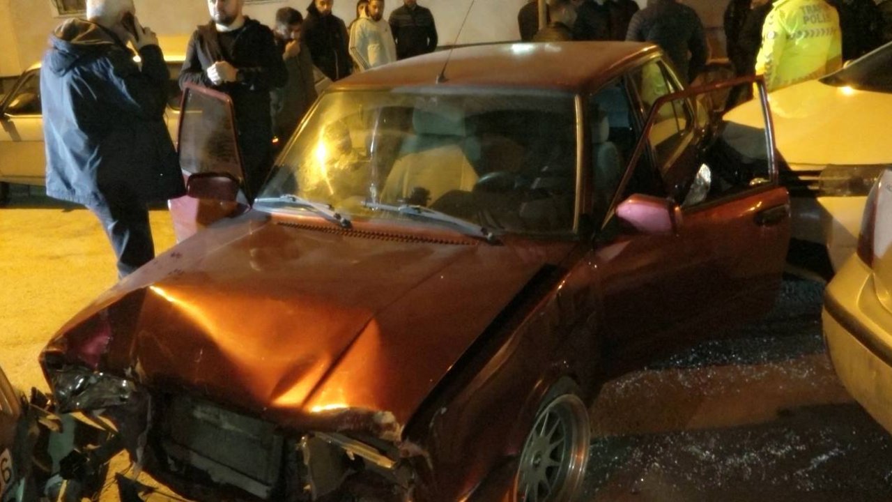 Otomobile pompalı tüfekle ateş açtılar, polisten kaçarken 5 araca çarptılar