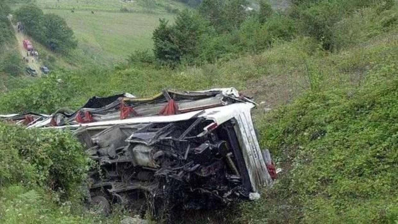 Hindistan'da feci kaza! Otobüs şarampole devrildi