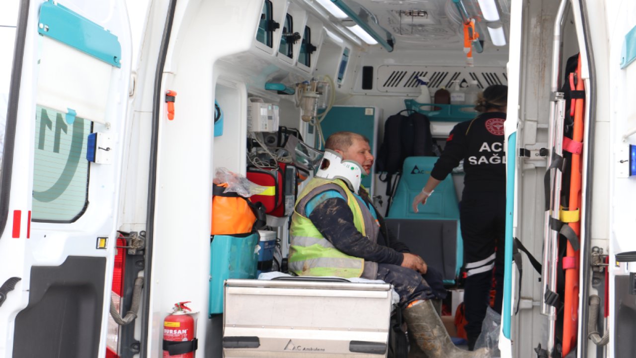 Manisa'da altyapı kazısı sırasında göçük altında kalan 2 işçi kurtarıldı