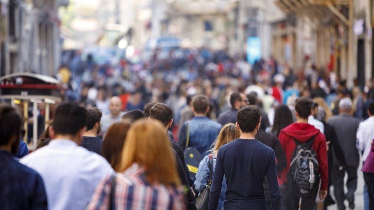 Birleşik Krallık'ta her 13 kişiden birinin Covid-19 olduğu açıklandı