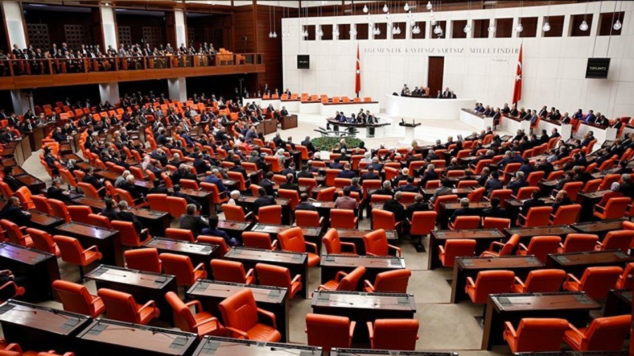 Seçim kanunu görüşülürken AK Partili vekiller maç izledi