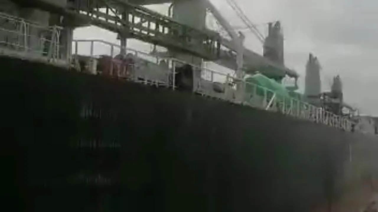 Haydarpaşa'da yük gemisi karaya oturdu