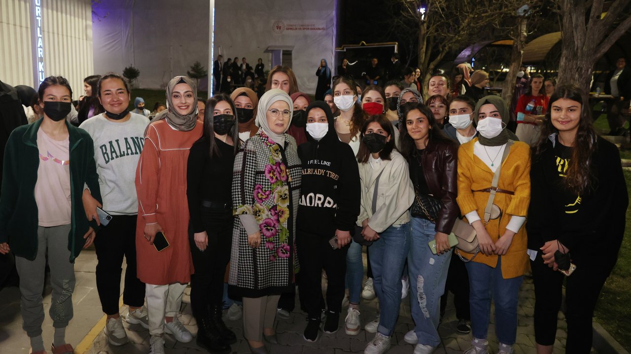 Emine Erdoğan, Kız Öğrenci Yurdu'na sürpriz iftar ziyareti yaptı