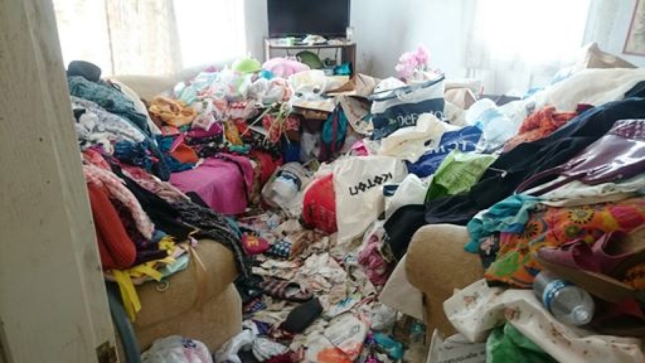 Tunceli'de bir evden 14 kamyon çöp çıkarıldı