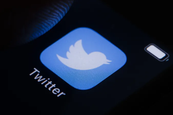 Silinen tweetlerle ilgili yaptığı bir değişikliği geçici olarak geri aldı.