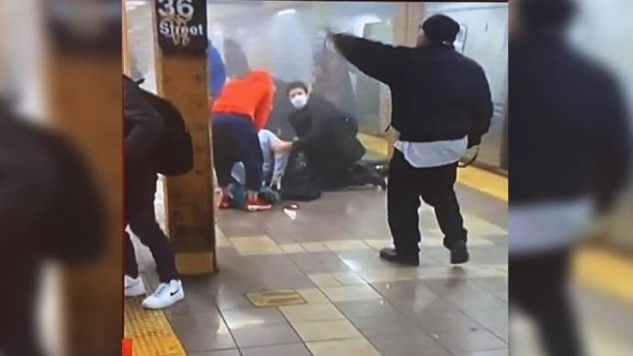 New York metrosunda silahlı saldırı!