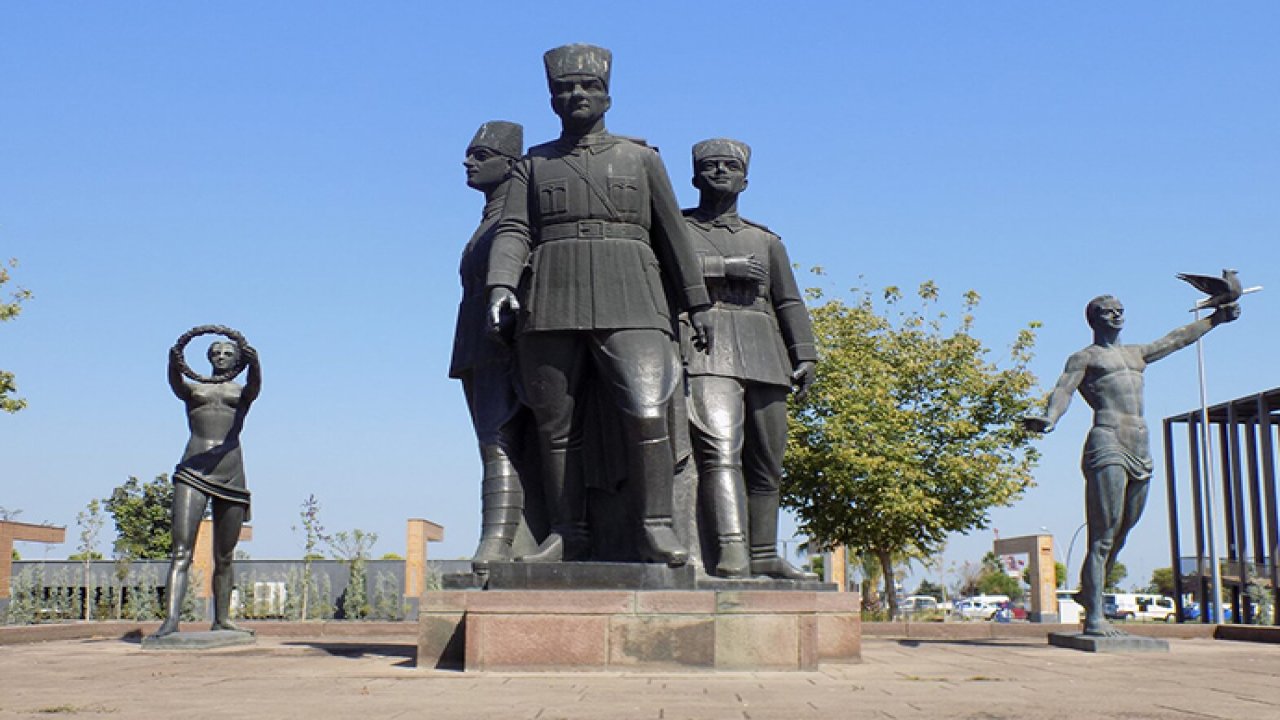 AK Partili belediye Atatürk heykelini reklam panosuyla kapattı