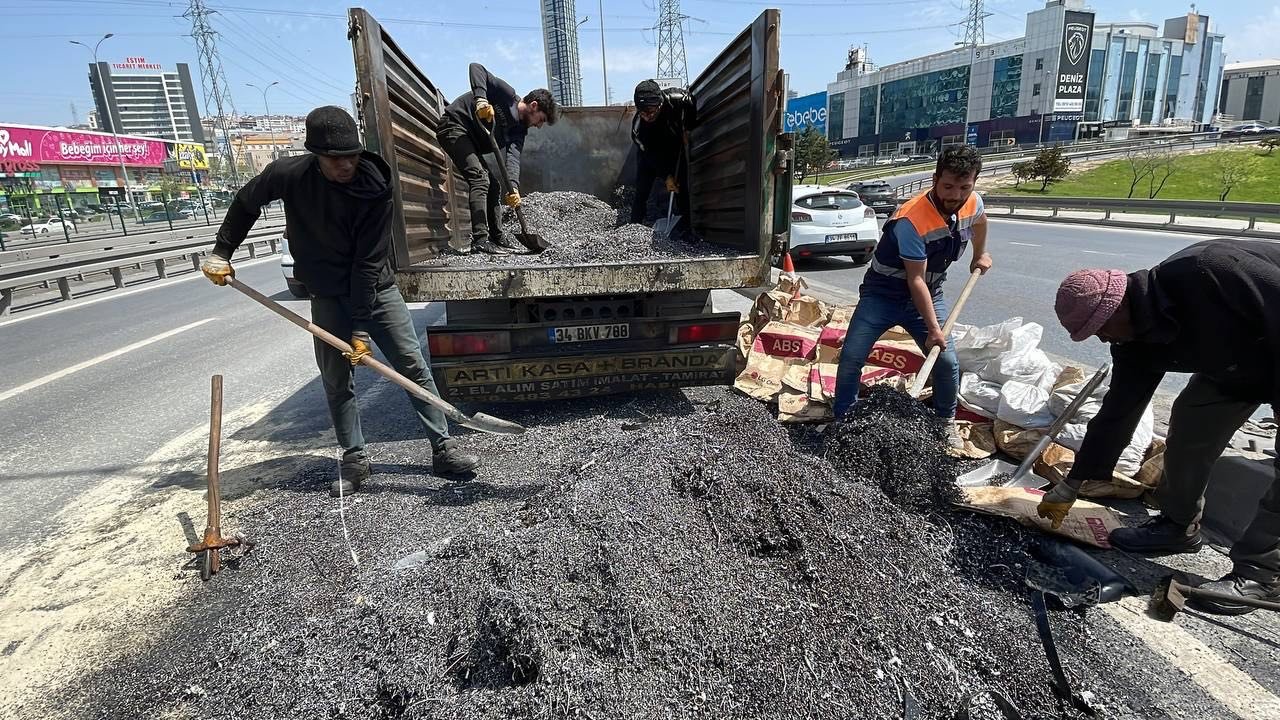 İstanbul'da devrilen kamyonet ulaşımı aksattı