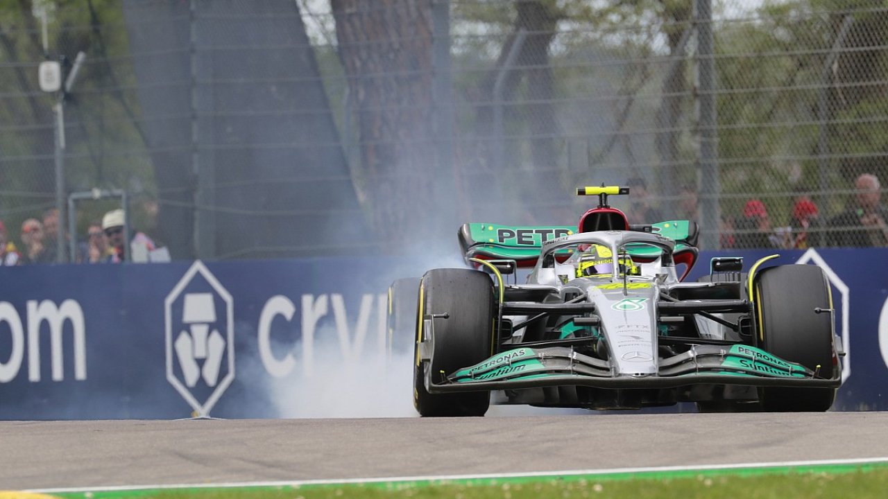 Lewis Hamilton: Şampiyonluk için savaşmıyoruz