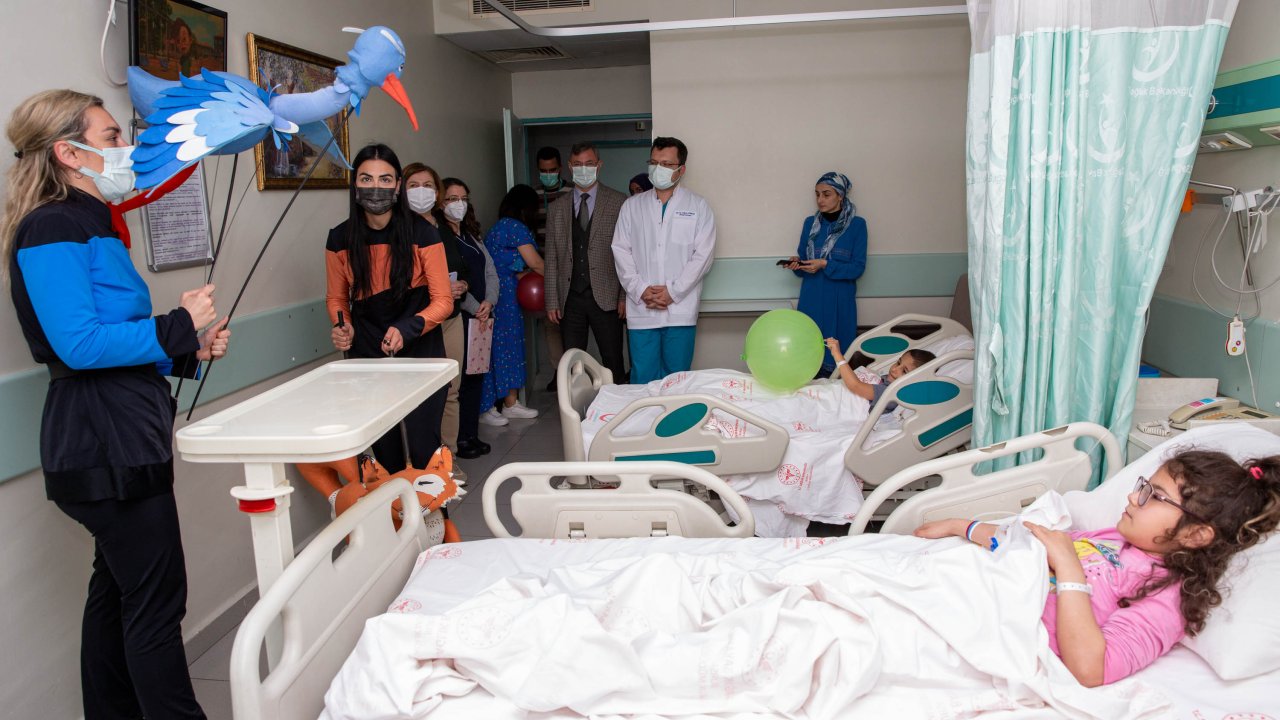 Ameliyat olmayı bekleyen çocuklara tiyatroculardan sürpriz