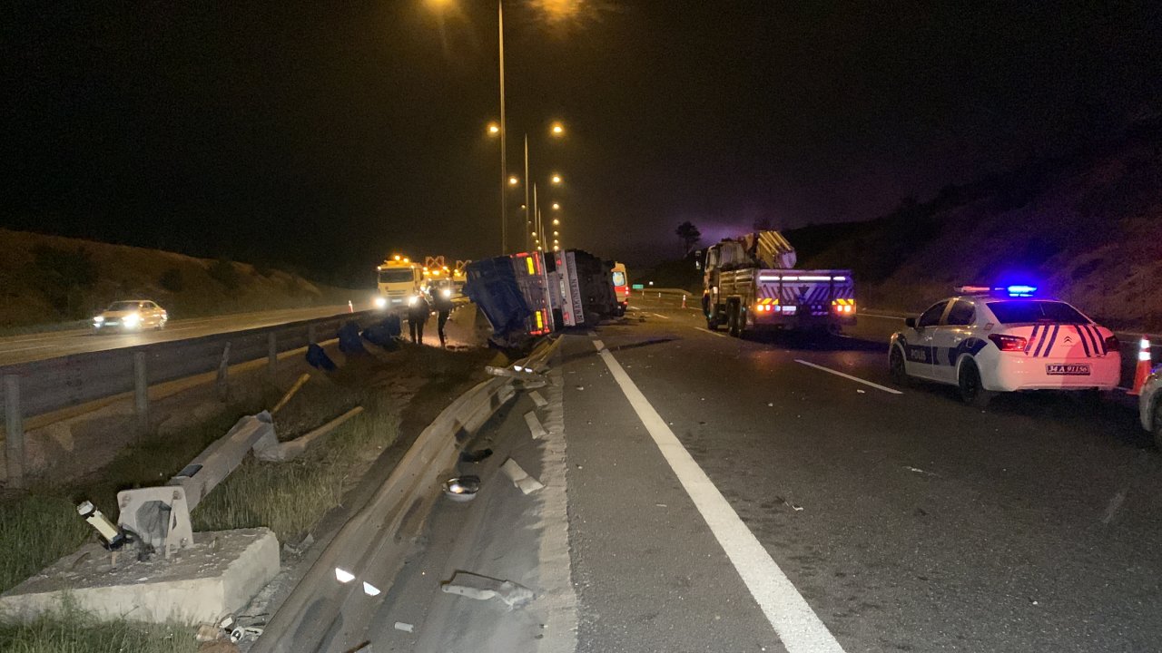 Kuzey Marmara Otoyolu'nda tır devrildi: 1 ölü 1 yaralı