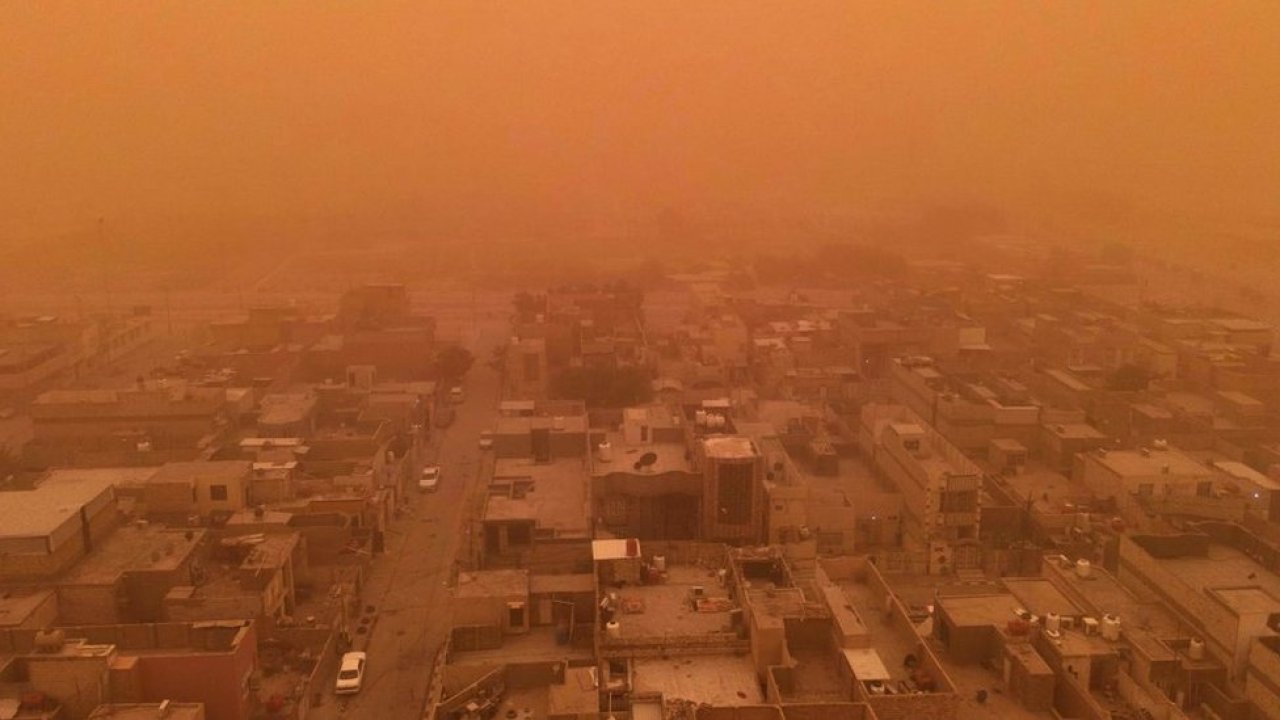 Irak'ta gökyüzü turuncuya boyandı