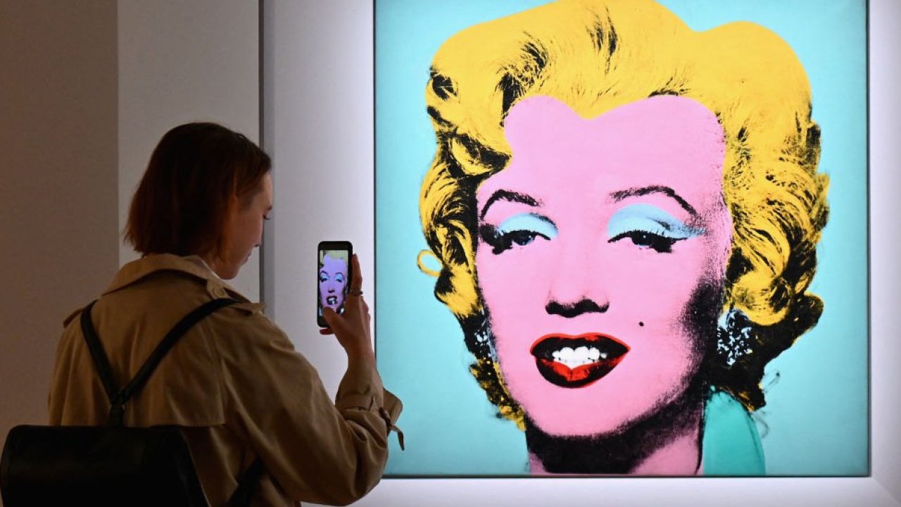 Andy Warhol'un Marilyn Monroe portresi rekor fiyata satıldı