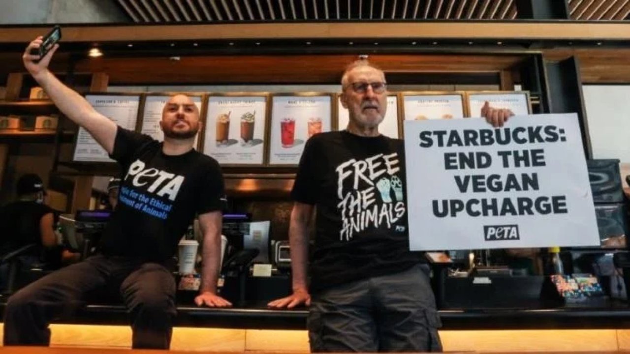 Ünlü oyuncu kendini Starbucks'a yapıştırdı