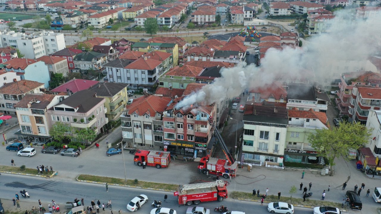 Çatı katında mangal yaptı, binanın çatısı yandı