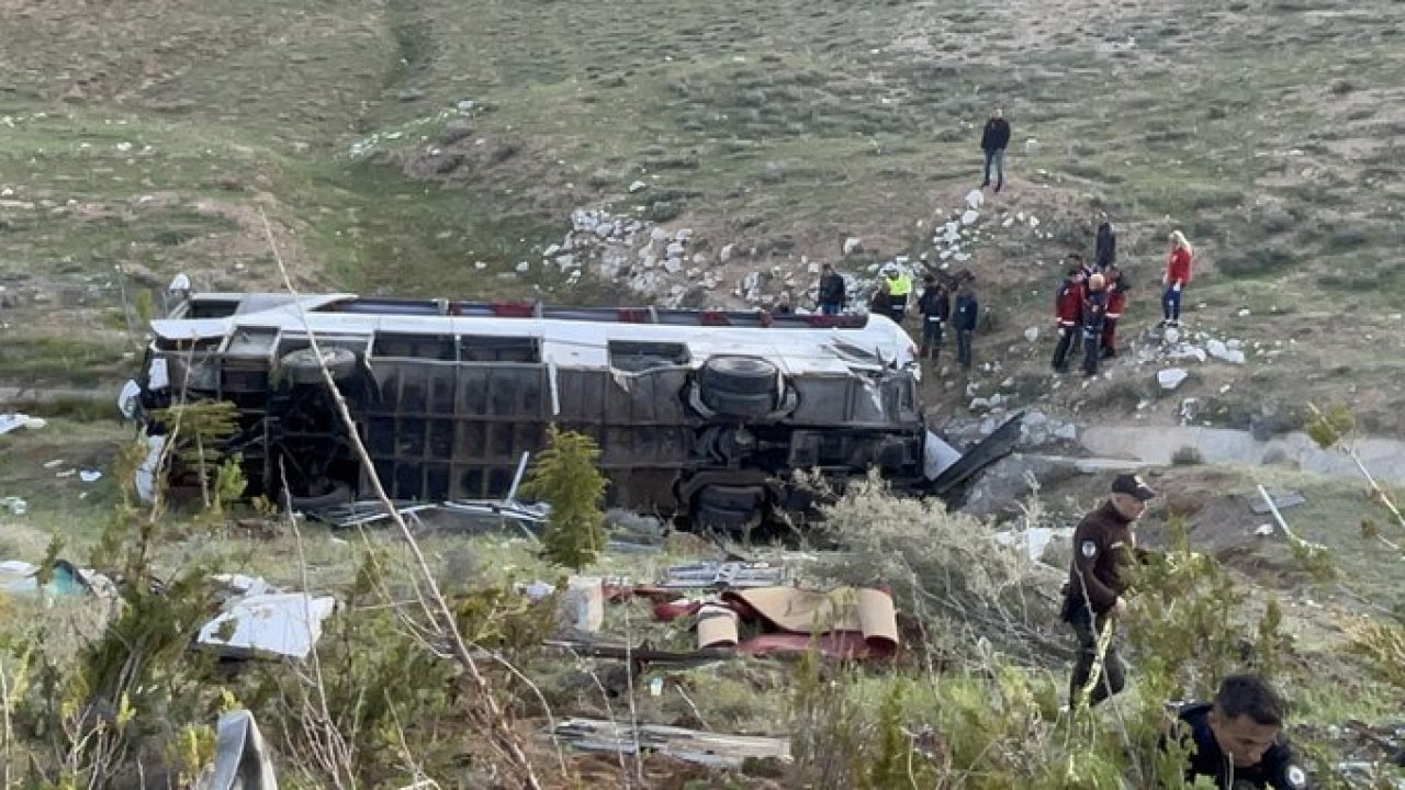 Üniversitelileri taşıyan yolcu otobüsü şarampole devrildi
