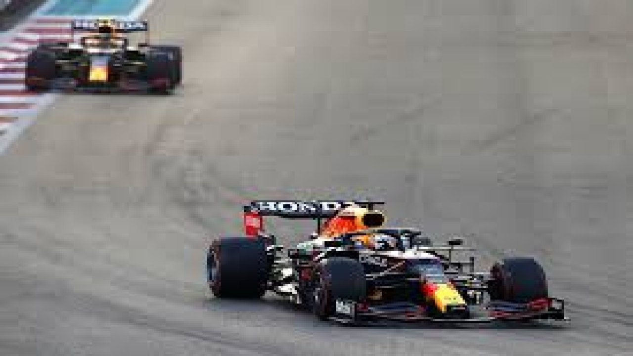 Christian Horner: Perez ve Max'ın yarışmasına izin vermek anlamsız olurdu