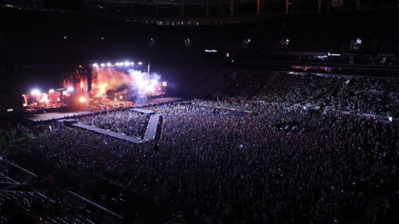 Mor ve Ötesi, Vodafone Park'ta konser verdi