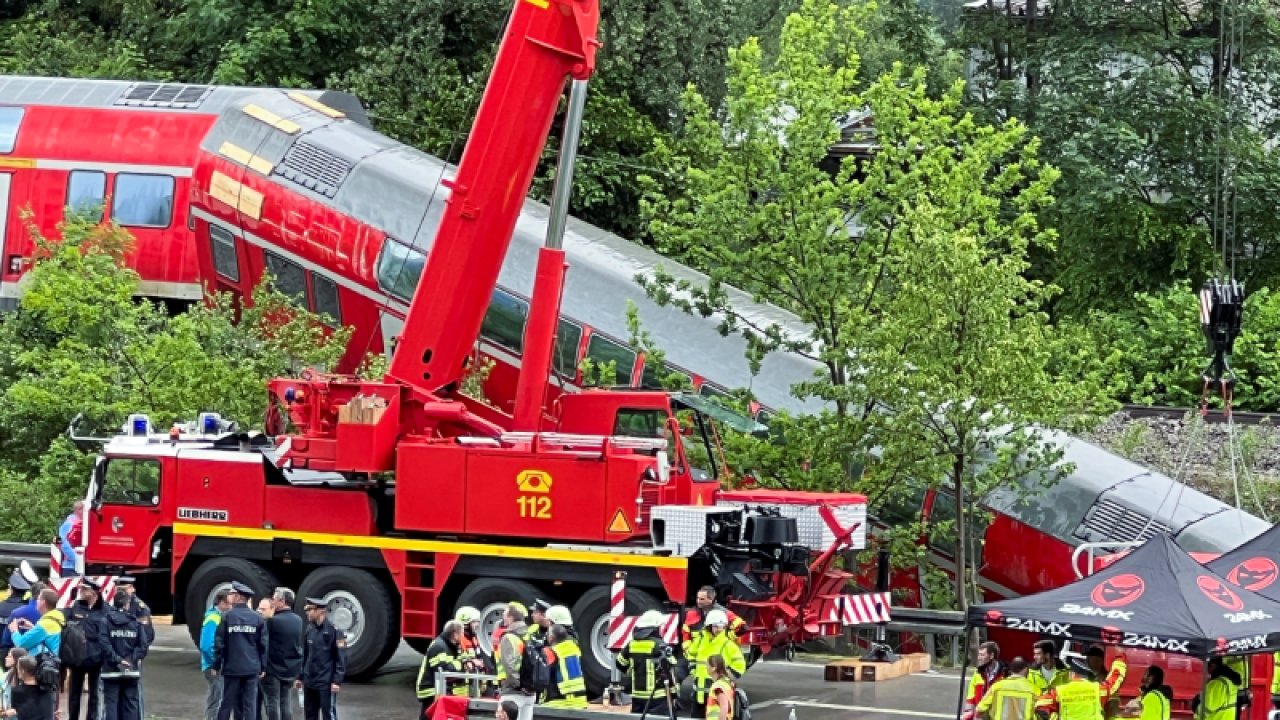Almanya'da yolcu treni raydan çıktı: 4 ölü, 30 yaralı