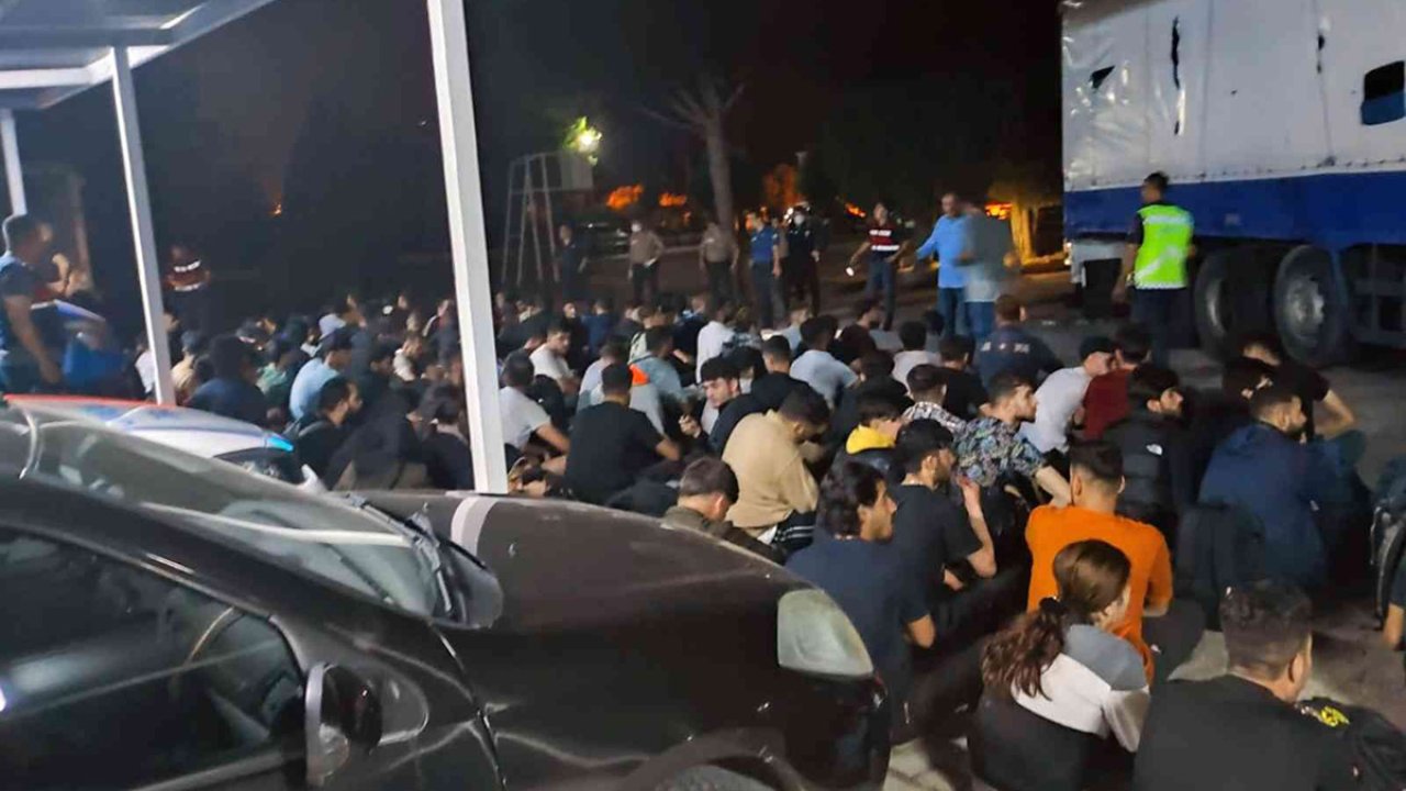 Muğla'da kamyon kasasından 111 düzensiz göçmen çıktı