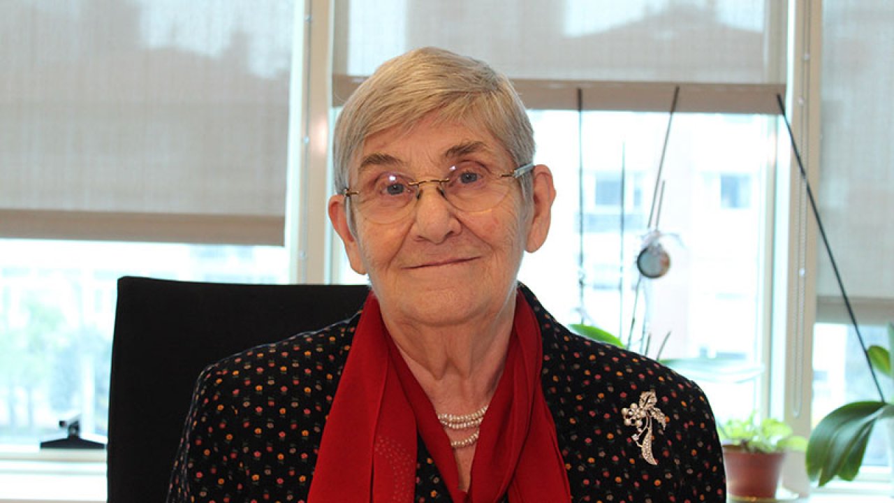 Canan Karatay: Herkes hasta, çocuklarımız, gençlerimiz hepsi kısır