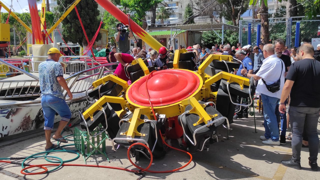 Lunaparkta oyuncak koparak düştü; baş aşağı kurtarılmayı beklediler