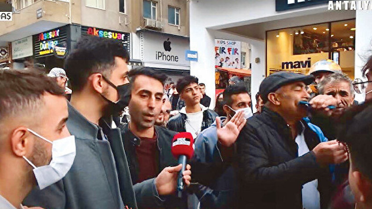 Niğdeli telefoncu esnafı: 'Çıkar telefonunu göster' diyen adam telefoncudan çıkmıyor