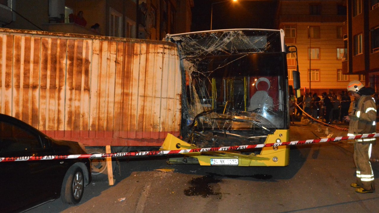 İstanbul'da İETT otobüsü 17 araca çarptı