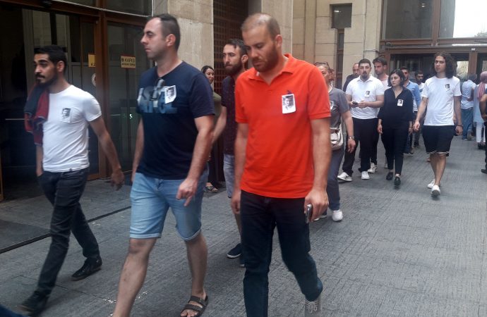Öldürdüğü gencin cenazesinde başsağlığı diledi