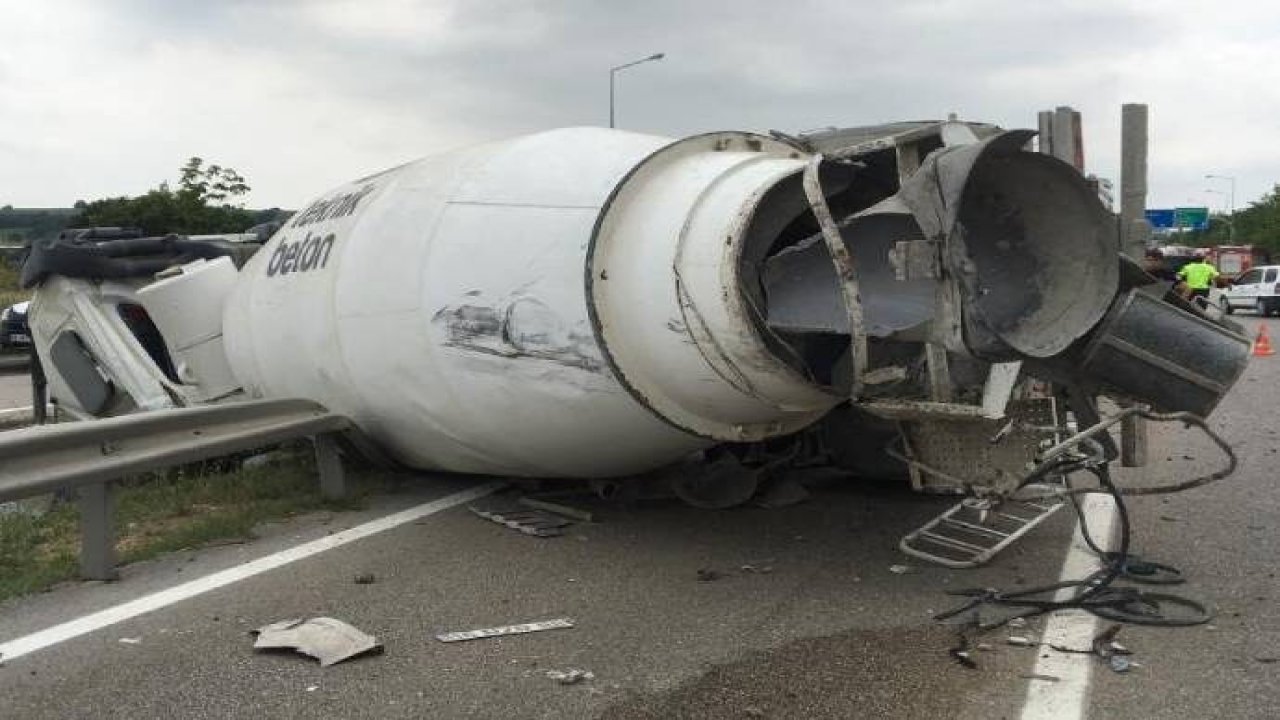 Beton mikseri otomobilin üzerine devrildi! 4 ölü 2 yaralı