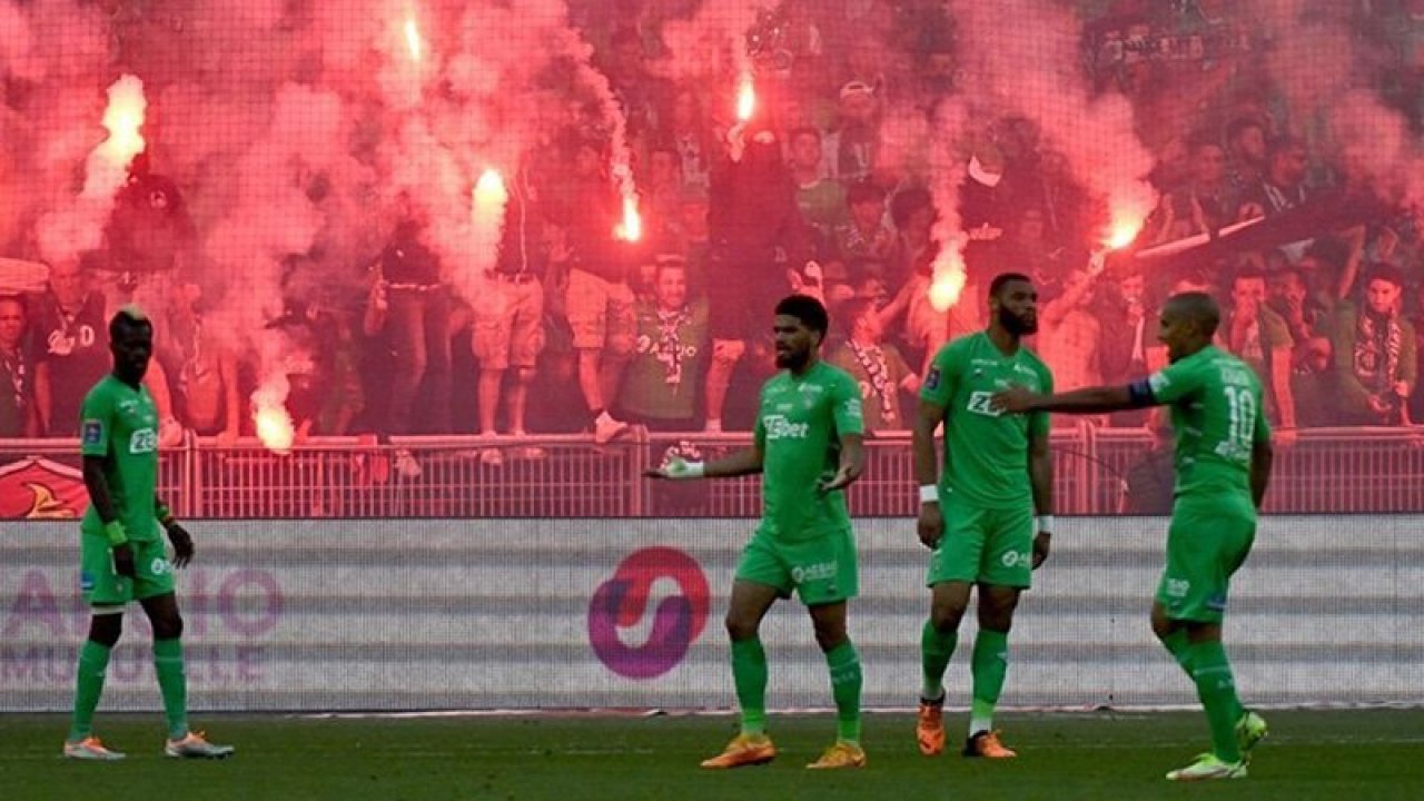 Saint-Etienne'e olaylı maç için ağır fatura: 6 puan silme ve 6 maç seyircisiz oynama