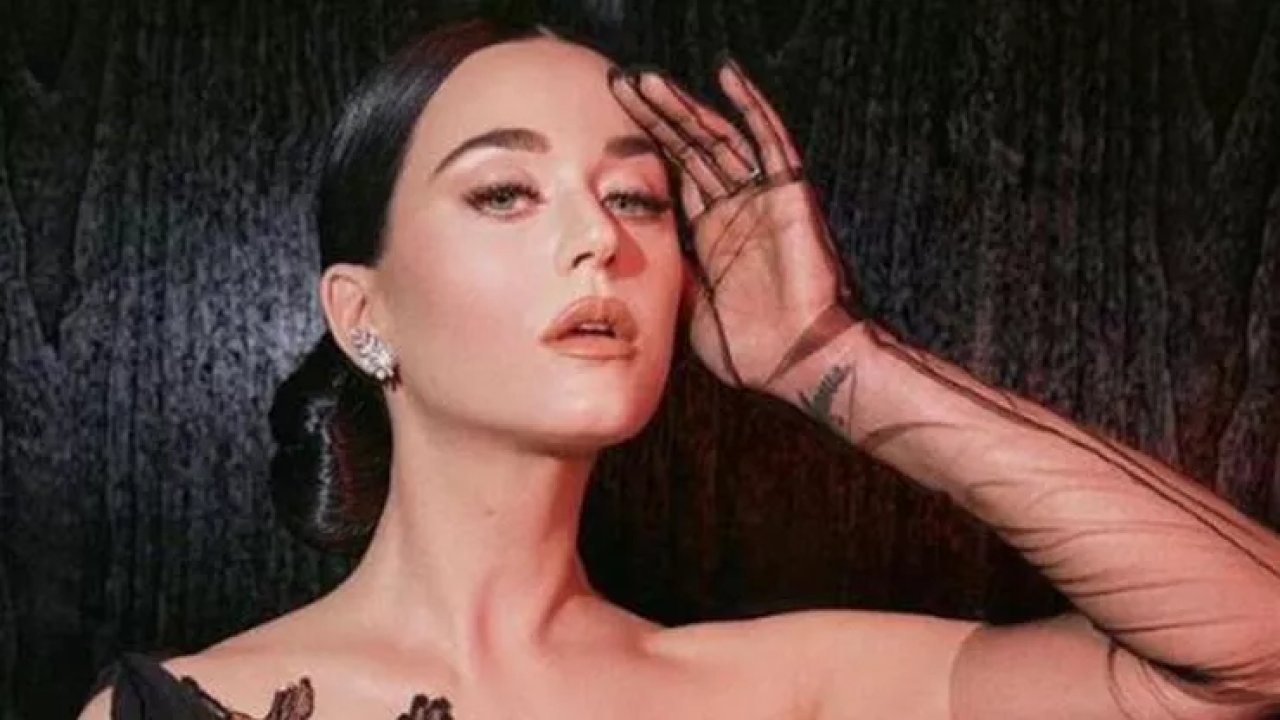 Şarkıcı Katy Perry’nin canlı yayında elbisesi koptu! Ne yapacağını bilemedi
