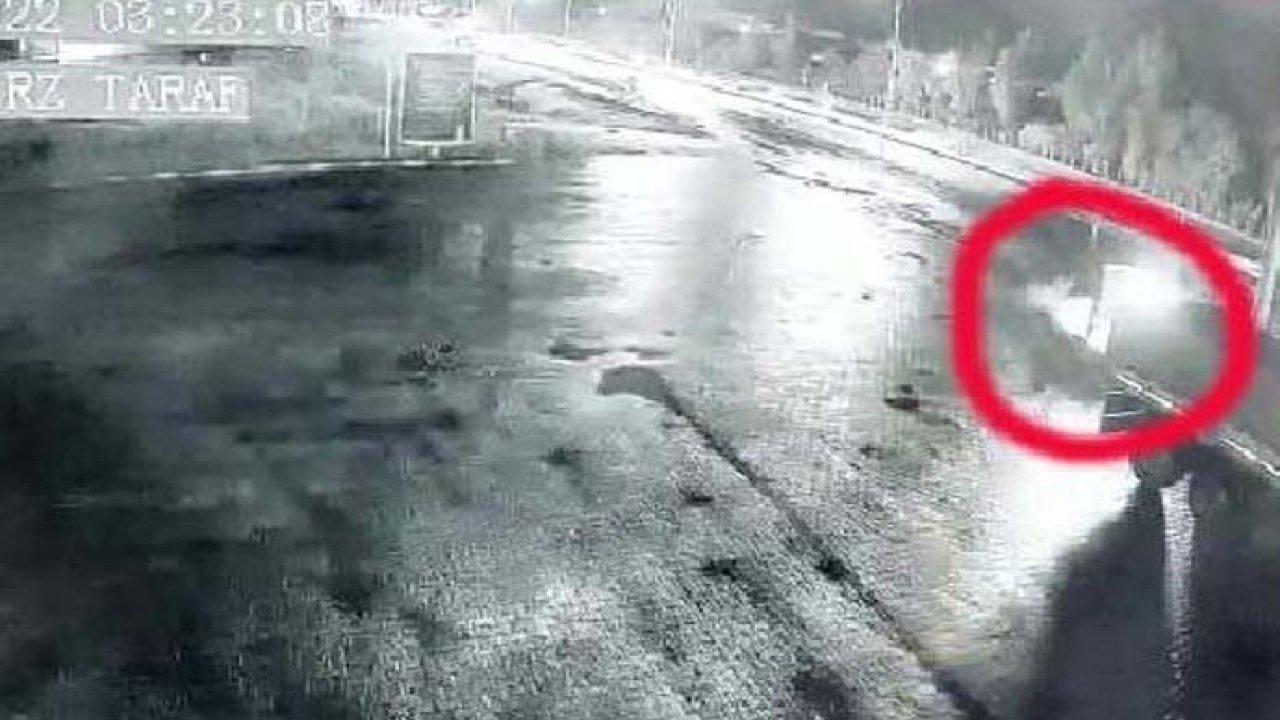 Minibüs akaryakıt istasyonun fiyat panosuna çarptı: 2 ölü 1 ağır yaralı