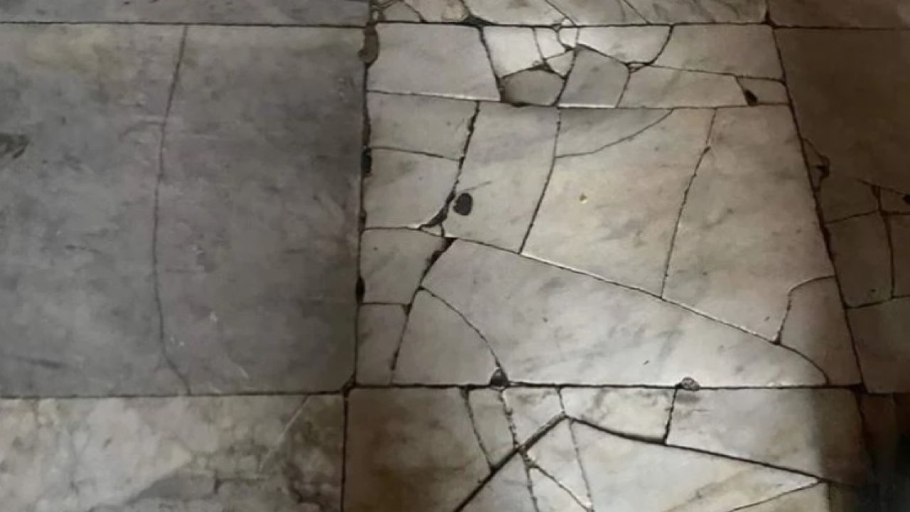 Ayasofya’da mermerler kırılıyor