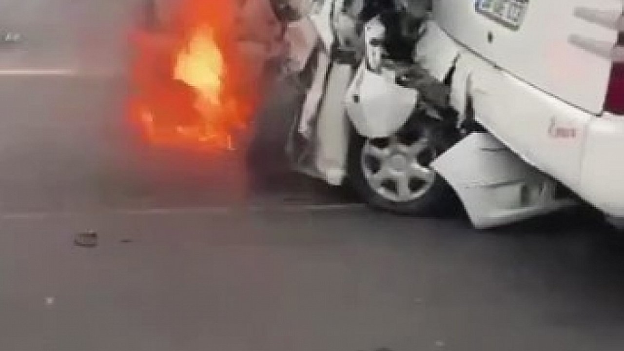 TIR ile otobüsün arasında kaldı: Otomobilden sağ çıktı