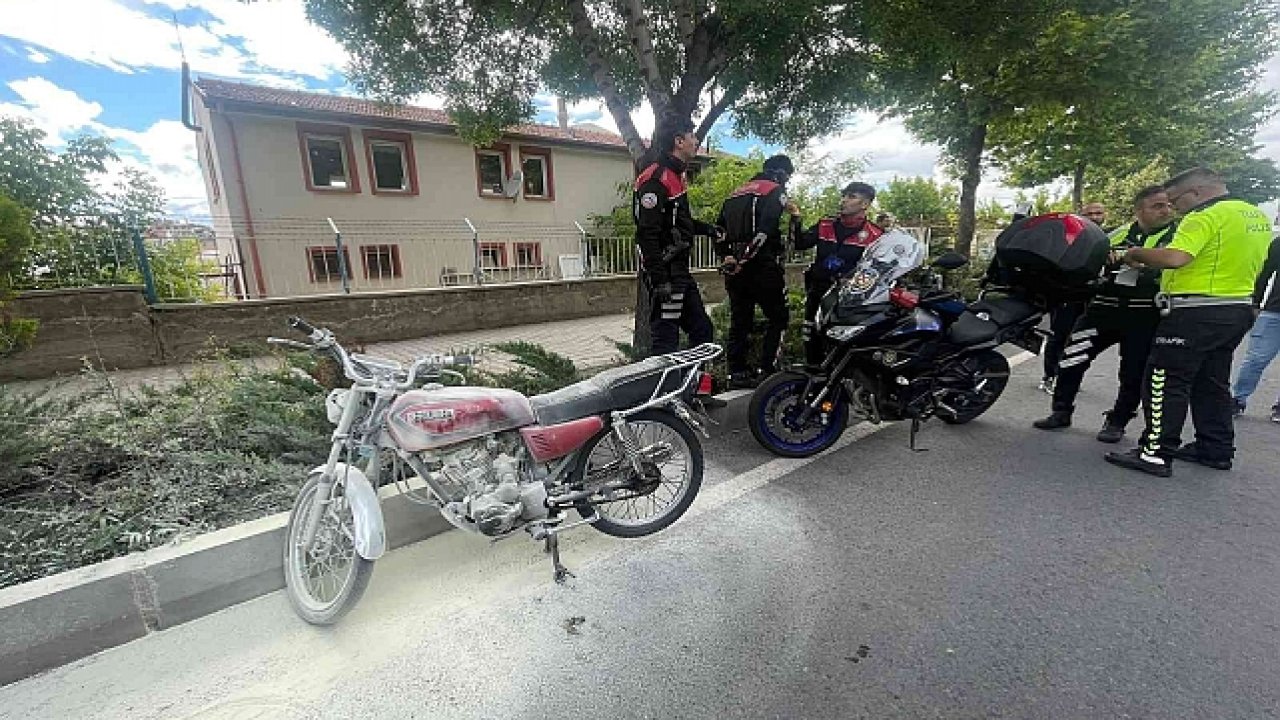POLİSE YAKALANDI Ehliyetsiz sürücü motosikletini yakmaya çalıştı